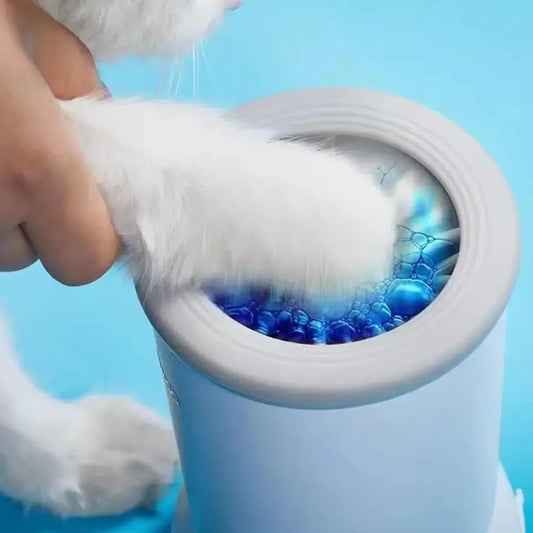 USB Dog Paw Cleaner - Automatic Pet Washer gently cleaning a white dog's paw with blue soapy water. Ideal for all pet sizes and easy USB charging.